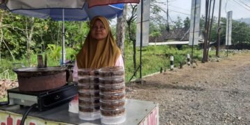 Badarmiyatun (52) penjual walang goreng di jalan Jogja-Wonosari, Gunungkidul, DIY, Kamis (26/3/2026).