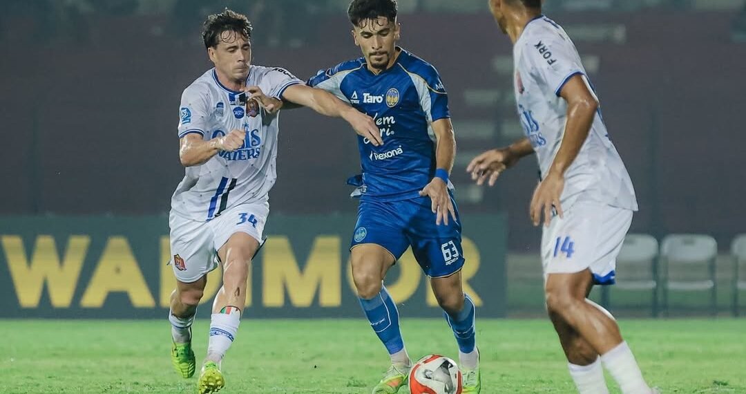 Pemain PSIM, Rakhamatsho Rakhmatzoda (tengah), dikepung pemain Persijap dalam laga pekan 25 BRI Super League 2025/2026 di Stadion Sultan Agung, Bantul, Rabu (11/3/2026).