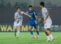 Pemain PSIM, Rakhamatsho Rakhmatzoda (tengah), dikepung pemain Persijap dalam laga pekan 25 BRI Super League 2025/2026 di Stadion Sultan Agung, Bantul, Rabu (11/3/2026).