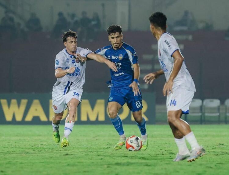 Pemain PSIM, Rakhamatsho Rakhmatzoda (tengah), dikepung pemain Persijap dalam laga pekan 25 BRI Super League 2025/2026 di Stadion Sultan Agung, Bantul, Rabu (11/3/2026).