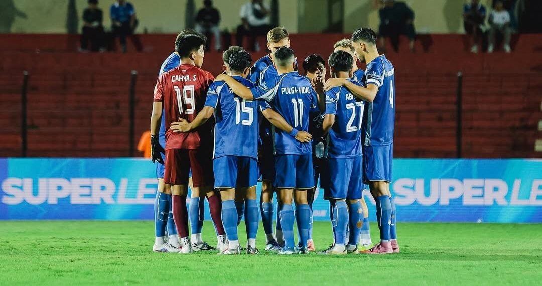 Pemain PSIM Yogyakarta berkumpul sebelum laga melawan Bali United di Stadion Sultan Agung, Bantul, Senin (23/2/2026).