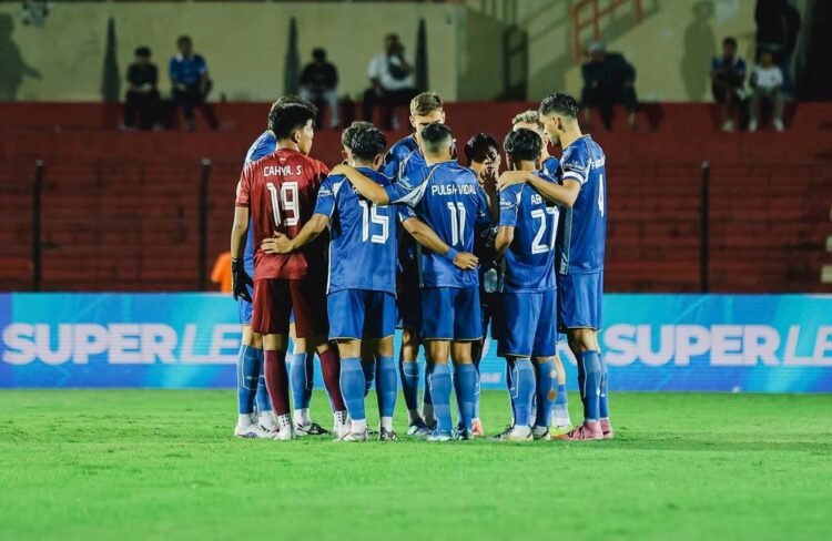 Pemain PSIM Yogyakarta berkumpul sebelum laga melawan Bali United di Stadion Sultan Agung, Bantul, Senin (23/2/2026).