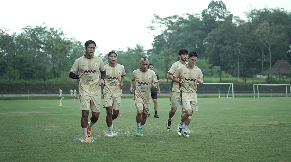 Para pemain PSS Sleman menjalani latihan jelang menghadapi Kendal Tornado FC.