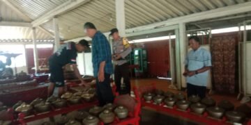 Polisi melakukan olah tempat kejadian perkara (TKP) pencurian di Ndalem Pujokusukan, Mergangsan, Kota Yogyakarta, Selasa (3/3/2026). (Polresta Yogyakarta)