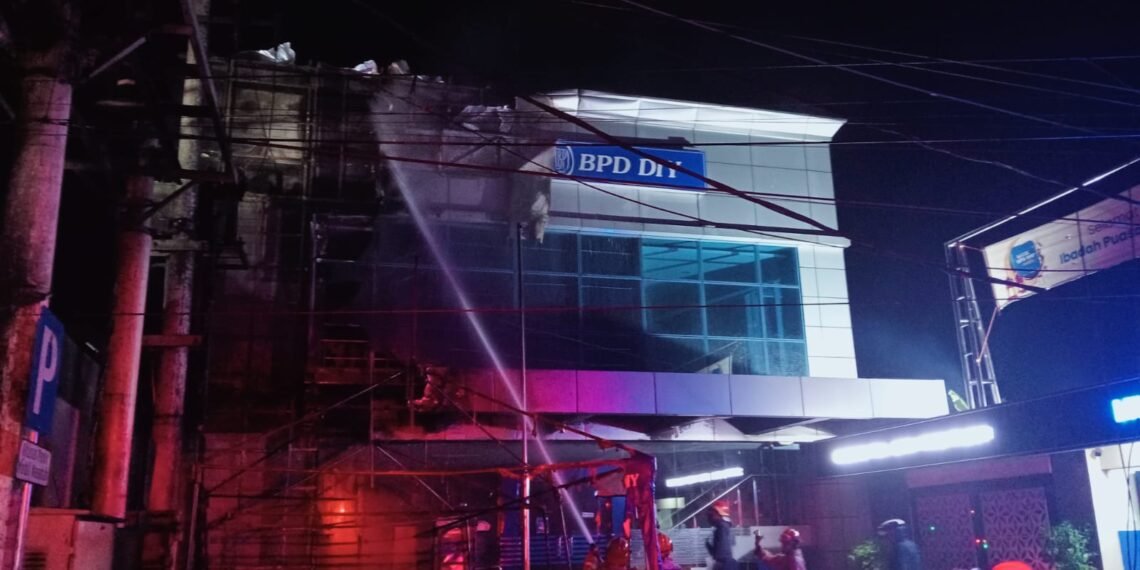 Kantor BPD DIY Wirobrajan terbakar Kamis malam (12/3/2026). (Polresta Yogyakarta)