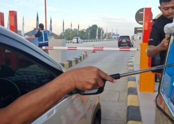 Pengendara melakukan pembayaran digital melewati Gerbang Tol Purwomartani - Prambanan, Senin (16/3/2026).