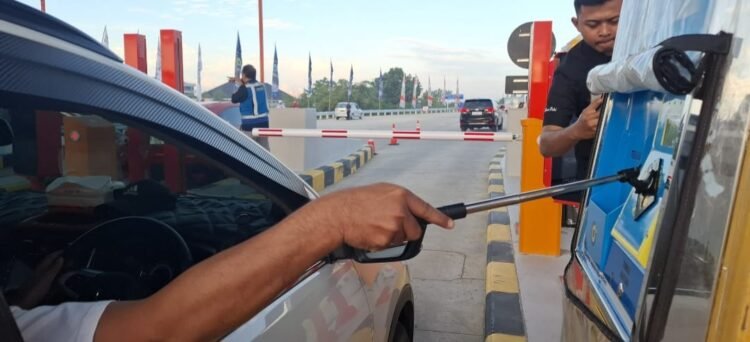 Pengendara melakukan pembayaran digital melewati Gerbang Tol Purwomartani - Prambanan, Senin (16/3/2026).