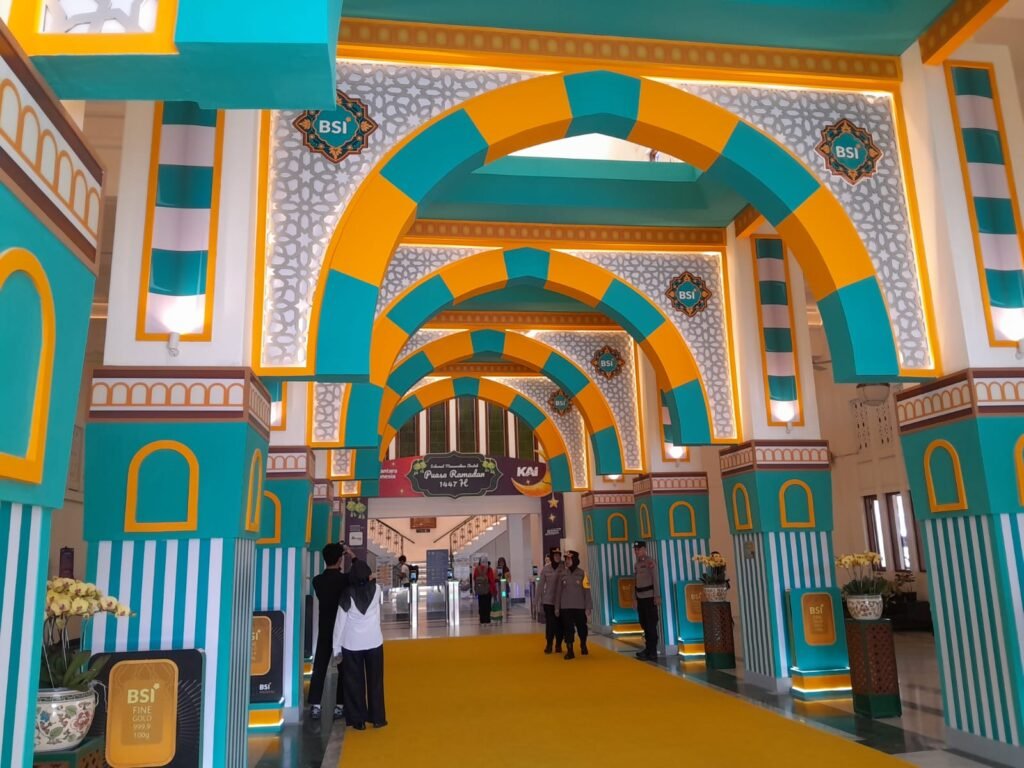 PT KAI Daop 6 Yogyakarta bersama BSI menghadirkan nuansa bak di Masjid Nabawi di Stasiun Tugu Yogyakarta selama Ramadan hingga lebaran untuk menyambut pemudik yang datang dan pergi
