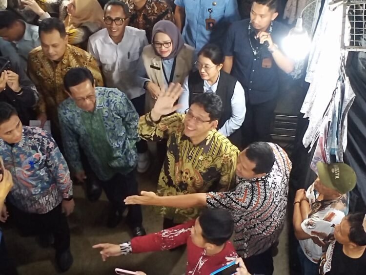 Kunjungi Pasar Beringharjo, Menkeu Purbaya Borong Batik