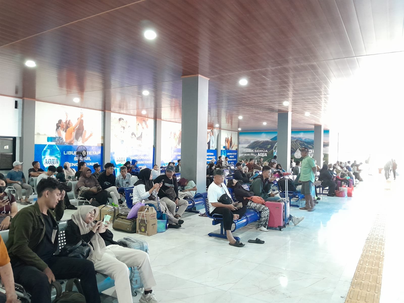 Para pengguna bus tampak mulai memadati Terminal Giwangan, Yogyakarta saat masuki arus balik lebaran, Selasa (24/3/2026).