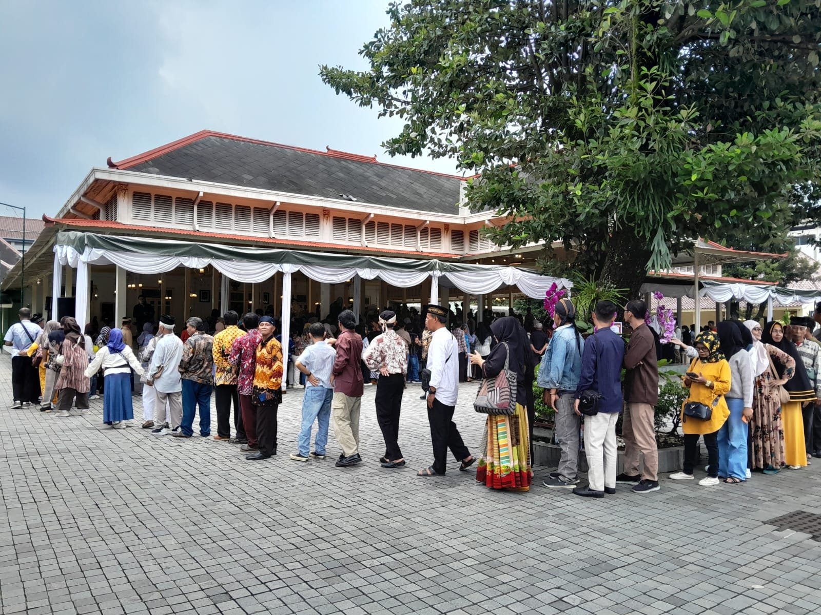 Antrean warga yang akan bersilahturahmi dengan Gubernur dan Wakil Gubernur DIY membludak di kompleks Kepatihan DIY, Senin (30/3/2026). 
