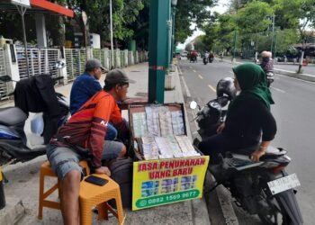 Jelang Lebaran, Jasa Penukaran Uang Baru Mulai Menjamur di Area Titik Nol Kilometer