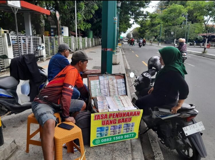 Jelang Lebaran, Jasa Penukaran Uang Baru Mulai Menjamur di Area Titik Nol Kilometer