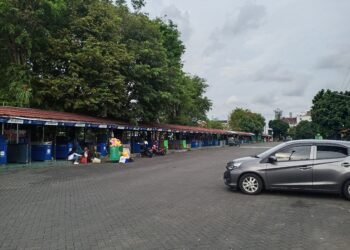 Suasana TKP Senopati di Jalan Panembahan Senopati, Kota Yogyakarta, tampak lenggang setelah Pemkot Yogyakarta resmi memberlakukan uji coba larangan bus pariwisata parkir di tempat itu, pada Minggu (15/3/2026).