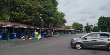 Suasana TKP Senopati di Jalan Panembahan Senopati, Kota Yogyakarta, tampak lenggang setelah Pemkot Yogyakarta resmi memberlakukan uji coba larangan bus pariwisata parkir di tempat itu, pada Minggu (15/3/2026).