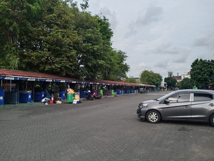 Suasana TKP Senopati di Jalan Panembahan Senopati, Kota Yogyakarta, tampak lenggang setelah Pemkot Yogyakarta resmi memberlakukan uji coba larangan bus pariwisata parkir di tempat itu, pada Minggu (15/3/2026).