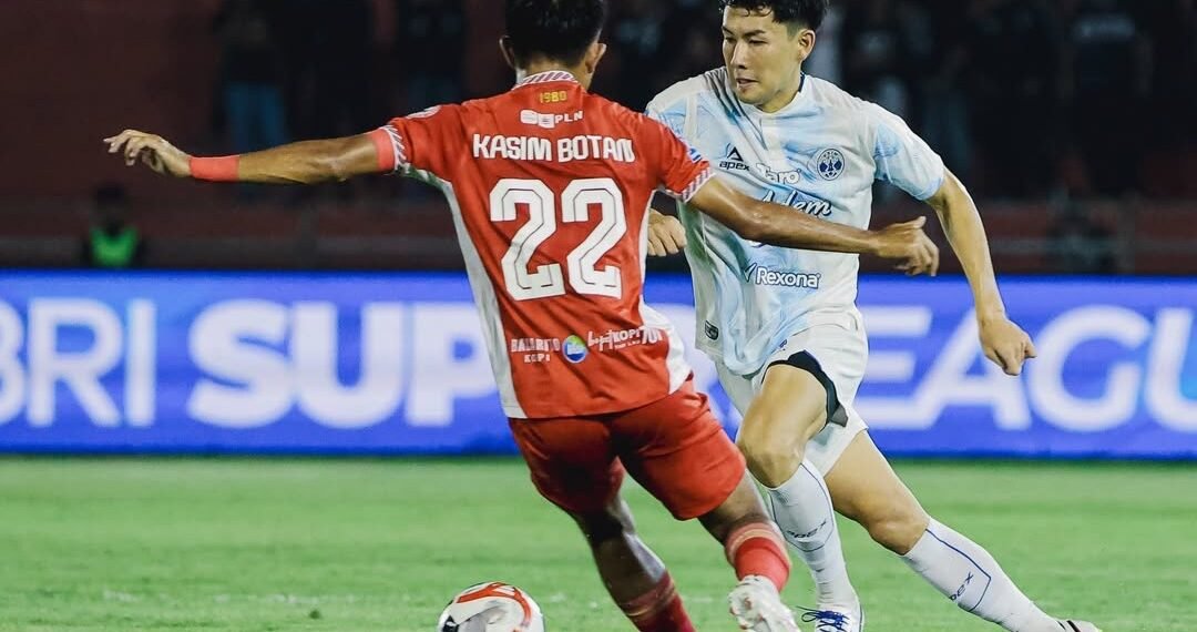 Pemain PSIM, Yusaku Yamadera, berhadapan dengan pemain Semen Padang, Kasim Botan, dalam laga pekan 24 BRI Super League 2025/2026 di Stadion GOR Haji Agus Salim, Rabu (4/3/2026).