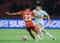Pemain PSIM, Yusaku Yamadera, berhadapan dengan pemain Semen Padang, Kasim Botan, dalam laga pekan 24 BRI Super League 2025/2026 di Stadion GOR Haji Agus Salim, Rabu (4/3/2026).