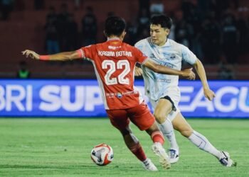 Pemain PSIM, Yusaku Yamadera, berhadapan dengan pemain Semen Padang, Kasim Botan, dalam laga pekan 24 BRI Super League 2025/2026 di Stadion GOR Haji Agus Salim, Rabu (4/3/2026).