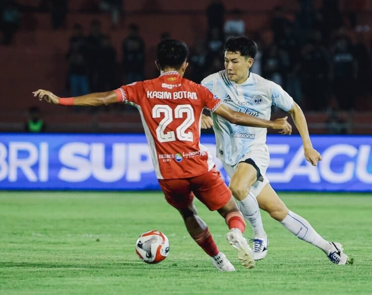 Pemain PSIM, Yusaku Yamadera, berhadapan dengan pemain Semen Padang, Kasim Botan, dalam laga pekan 24 BRI Super League 2025/2026 di Stadion GOR Haji Agus Salim, Rabu (4/3/2026).
