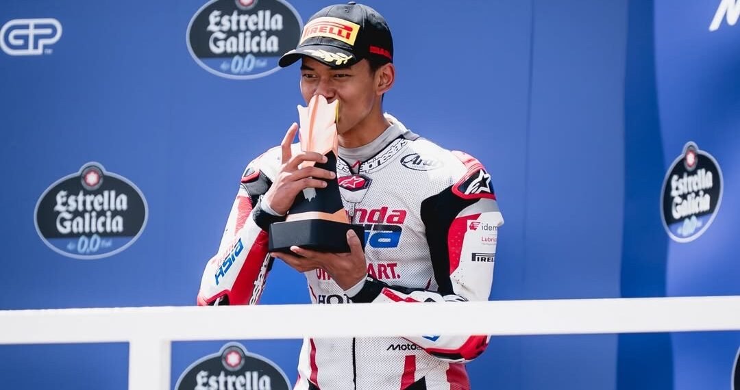 Pebalap Indonesia yang memperkuat Honda Team Asia, Veda Ega Pratama, menicum trofi pebalap terbaik ketiga pada balapan Moto3 GP Brasil 2026 di Sirkuit Ayrton Senna, Goiania, Minggu (22/3/2026).
