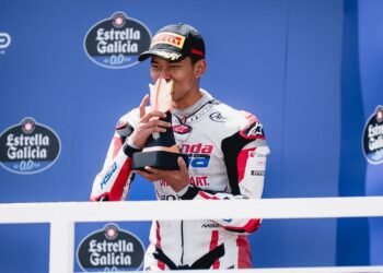 Pebalap Indonesia yang memperkuat Honda Team Asia, Veda Ega Pratama, menicum trofi pebalap terbaik ketiga pada balapan Moto3 GP Brasil 2026 di Sirkuit Ayrton Senna, Goiania, Minggu (22/3/2026).