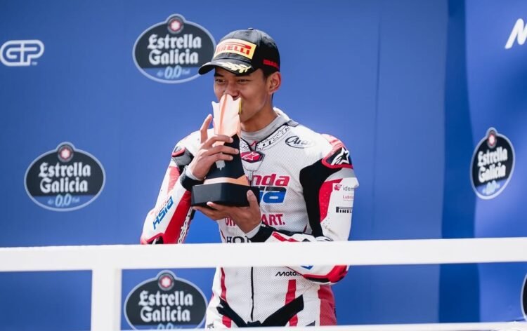Pebalap Indonesia yang memperkuat Honda Team Asia, Veda Ega Pratama, menicum trofi pebalap terbaik ketiga pada balapan Moto3 GP Brasil 2026 di Sirkuit Ayrton Senna, Goiania, Minggu (22/3/2026).