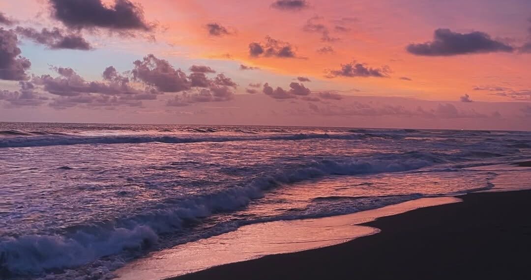 Suasana matahari terbenam di Pantai Tanggul Tirto, Bantul.