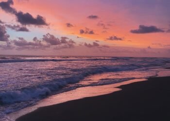 Suasana matahari terbenam di Pantai Tanggul Tirto, Bantul.