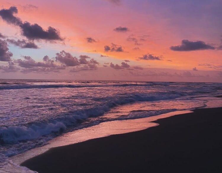 Suasana matahari terbenam di Pantai Tanggul Tirto, Bantul.