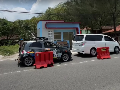 TPR sementara menuju Pantai Parangtritis yang bakal dipindah agar tak menuai polemik lantaran letaknya yang berada di jalan provinsi yakni di Jalan Parangtritis