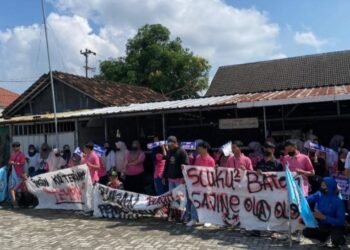 karyawan CV Evergreen Buana Prima Sandang menggelar aksi demo buntut upah yang tak dibayar selama beberapa bulan oleh perusahaan, Senin (30/3/026). (Hadid Husaini). (Instagram/merapi_uncover)