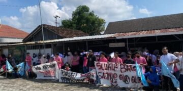 karyawan CV Evergreen Buana Prima Sandang menggelar aksi demo buntut upah yang tak dibayar selama beberapa bulan oleh perusahaan, Senin (30/3/026). (Hadid Husaini). (Instagram/merapi_uncover)