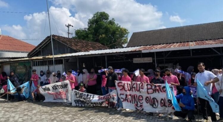 karyawan CV Evergreen Buana Prima Sandang menggelar aksi demo buntut upah yang tak dibayar selama beberapa bulan oleh perusahaan, Senin (30/3/026). (Hadid Husaini). (Instagram/merapi_uncover)