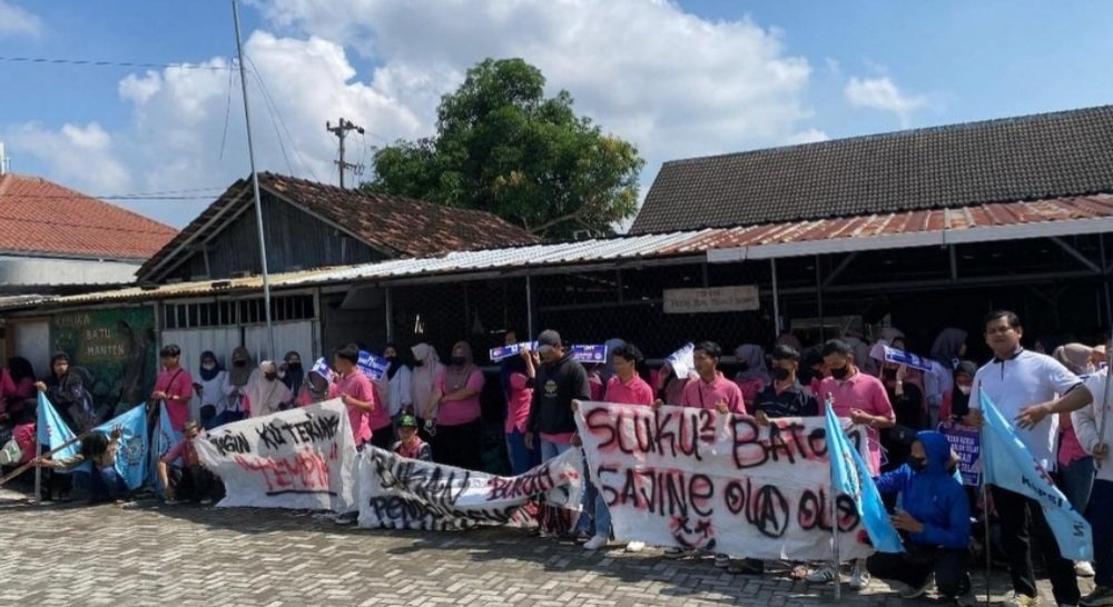 karyawan CV Evergreen Buana Prima Sandang menggelar aksi demo buntut upah yang tak dibayar selama beberapa bulan oleh perusahaan, Senin (30/3/026). (Hadid Husaini). (Instagram/merapi_uncover)