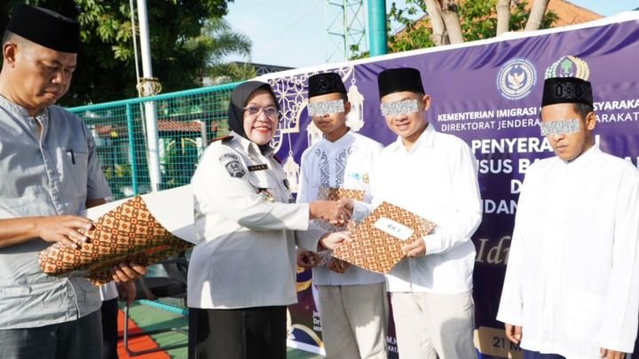 Kepala Kanwil Ditjenpas DIY, Lili, bersalaman dengan warga binaan saat proses pemberian remisi, Sabtu (21/3/2026).