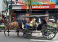 Sejumlah wisatawan sedang naik andong di Jalan Malioboro, Kota Yogyakarta, Kamis (26/3/2026).