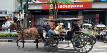 Sejumlah wisatawan sedang naik andong di Jalan Malioboro, Kota Yogyakarta, Kamis (26/3/2026).