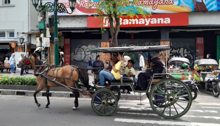 Sejumlah wisatawan sedang naik andong di Jalan Malioboro, Kota Yogyakarta, Kamis (26/3/2026).