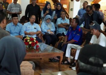 Bupati Bantul Abdul Halim Muslih melakukan audiensi bersama sejumlah pengelola kawasan wisata pantai Selatan membahas perihal tiket masuk ke area wisata pantai yang digelar di Lobi Gedung Induk, Kompleks Parasamya I, Selasa (3/3/2026).