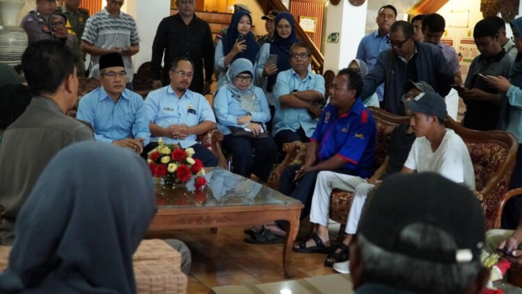 Bupati Bantul Abdul Halim Muslih melakukan audiensi bersama sejumlah pengelola kawasan wisata pantai Selatan membahas perihal tiket masuk ke area wisata pantai yang digelar di Lobi Gedung Induk, Kompleks Parasamya I, Selasa (3/3/2026).