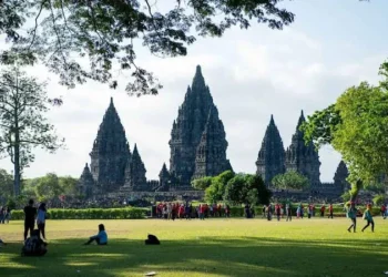 Candi Prambanan merupakan satu di antara kawasan wisata unggulan di wilayah Kabupaten Sleman.