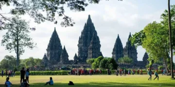 Candi Prambanan merupakan satu di antara kawasan wisata unggulan di wilayah Kabupaten Sleman.