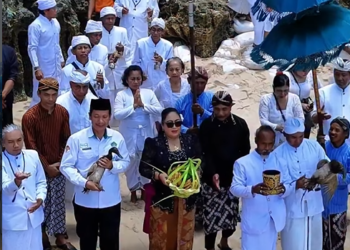 Bupati Gunungkidul Endah Subekti Kuntariningsih turut mengikuti prosesi Melasti di Pantai Ngobaran, Gunungkidul, Selasa (3/3/2026)