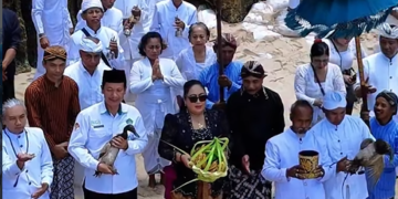 Bupati Gunungkidul Endah Subekti Kuntariningsih turut mengikuti prosesi Melasti di Pantai Ngobaran, Gunungkidul, Selasa (3/3/2026)