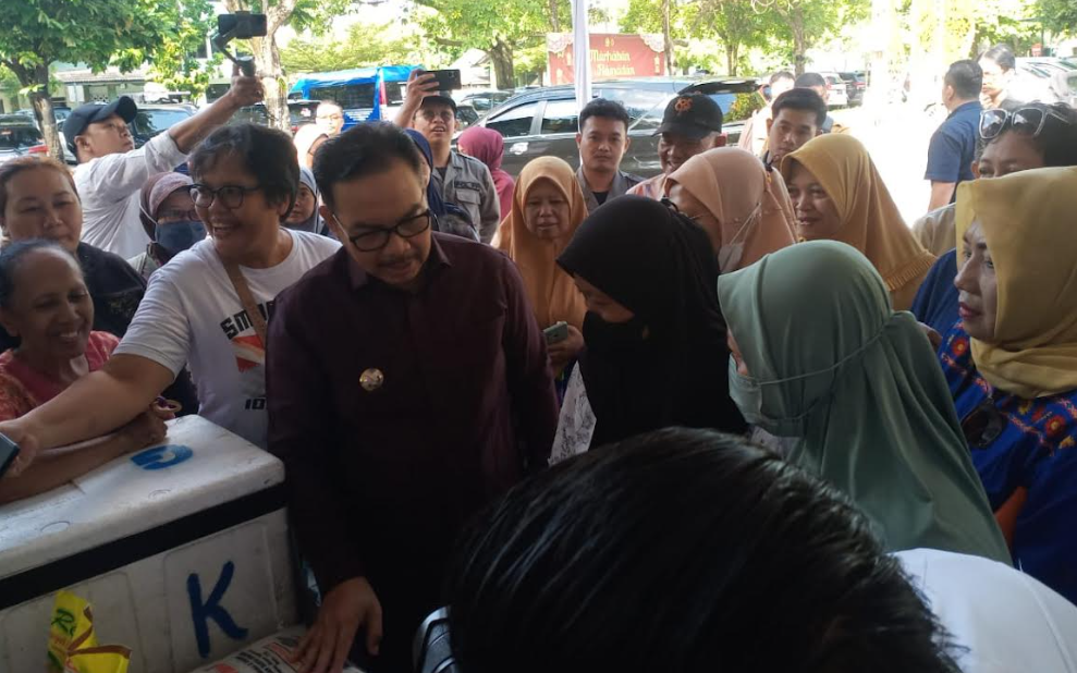 Wali Kota Yogyakarta, Hasto Wardoyo, mengecek gelaran pasar murah di Plaza Balai Kota Yogyakarta, Senin (16/3/2026).