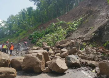 material longsor yang menutup akses di jalur Clongop