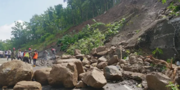 material longsor yang menutup akses di jalur Clongop