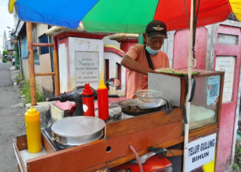 Seorang pedagang telur gulung, Santoso (57), memilih tidak mudik Lebaran karena alasan ekonomi, Rabu (25/3/2026).