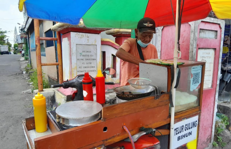 Seorang pedagang telur gulung, Santoso (57), memilih tidak mudik Lebaran karena alasan ekonomi, Rabu (25/3/2026).